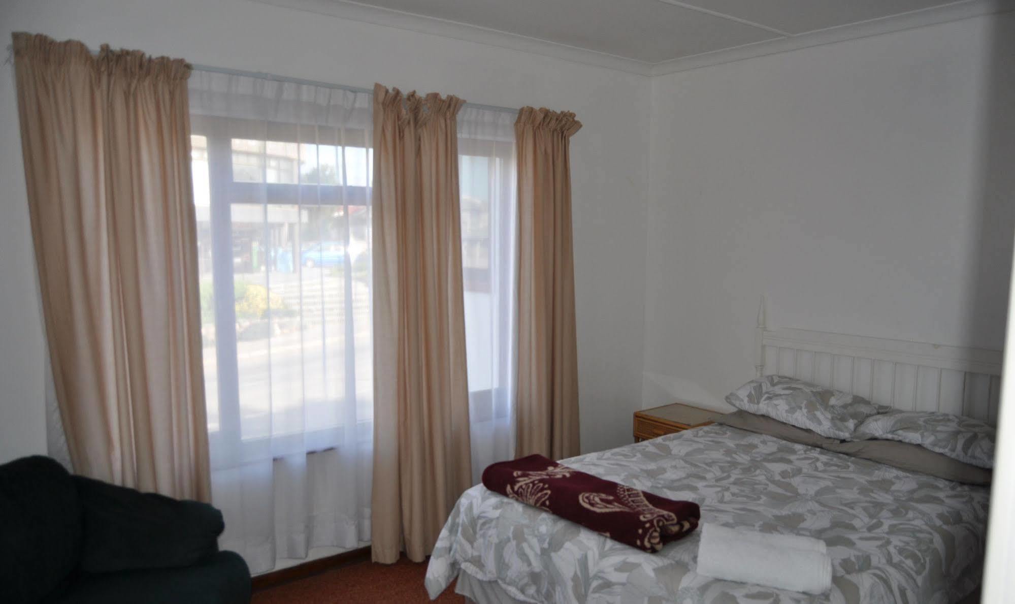 Backpacker Apartments Plettenberg Bay Exterior photo